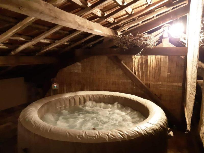Gite, Jacuzzi & Vin Au Grenier De Madiran Bagian luar foto